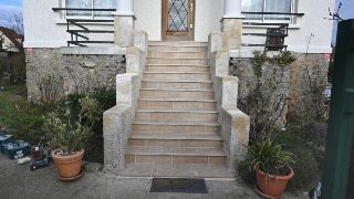 Habillage d'un escalier en béton en pierre de Bourgogne - 1