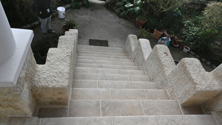 Habillage d'un escalier en béton en pierre de Bourgogne - 4