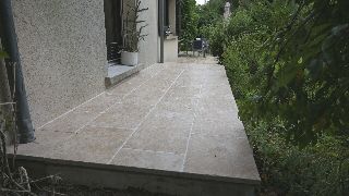 Réalisation d'une terrasse avec escalier, en pierre de Bourgogne - 1