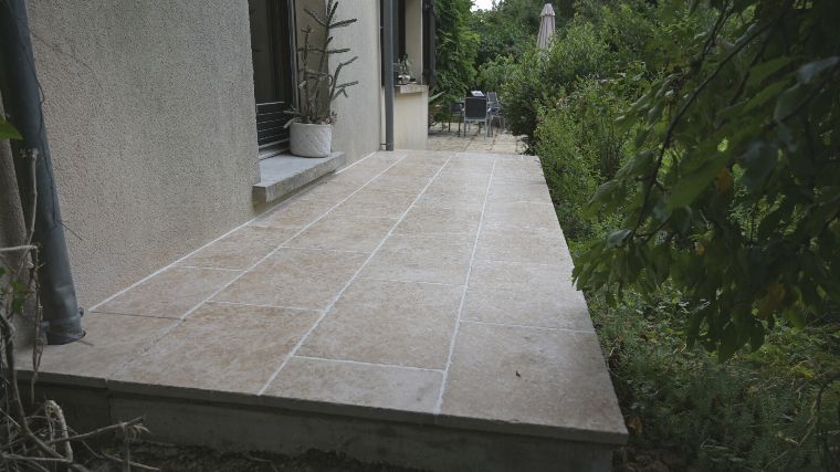 Réalisation d'une terrasse avec escalier, en pierre de Bourgogne - 1