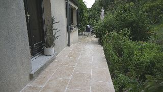 Réalisation d'une terrasse avec escalier, en pierre de Bourgogne - 3