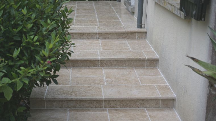 Réalisation d'une terrasse avec escalier, en pierre de Bourgogne - 6