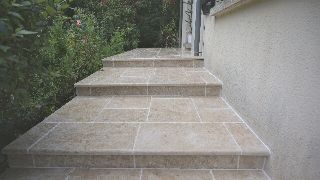 Réalisation d'une terrasse avec escalier, en pierre de Bourgogne - 7