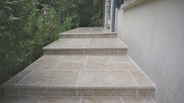 Réalisation d'une terrasse avec escalier, en pierre de Bourgogne - 7