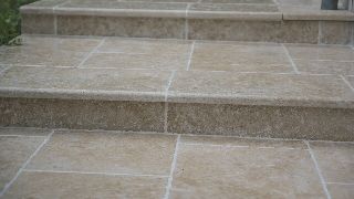 Réalisation d'une terrasse avec escalier, en pierre de Bourgogne - 8