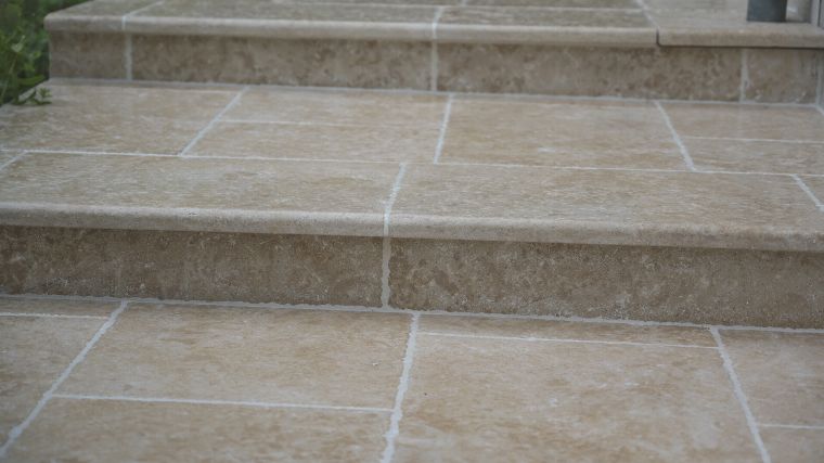 Réalisation d'une terrasse avec escalier, en pierre de Bourgogne - 8